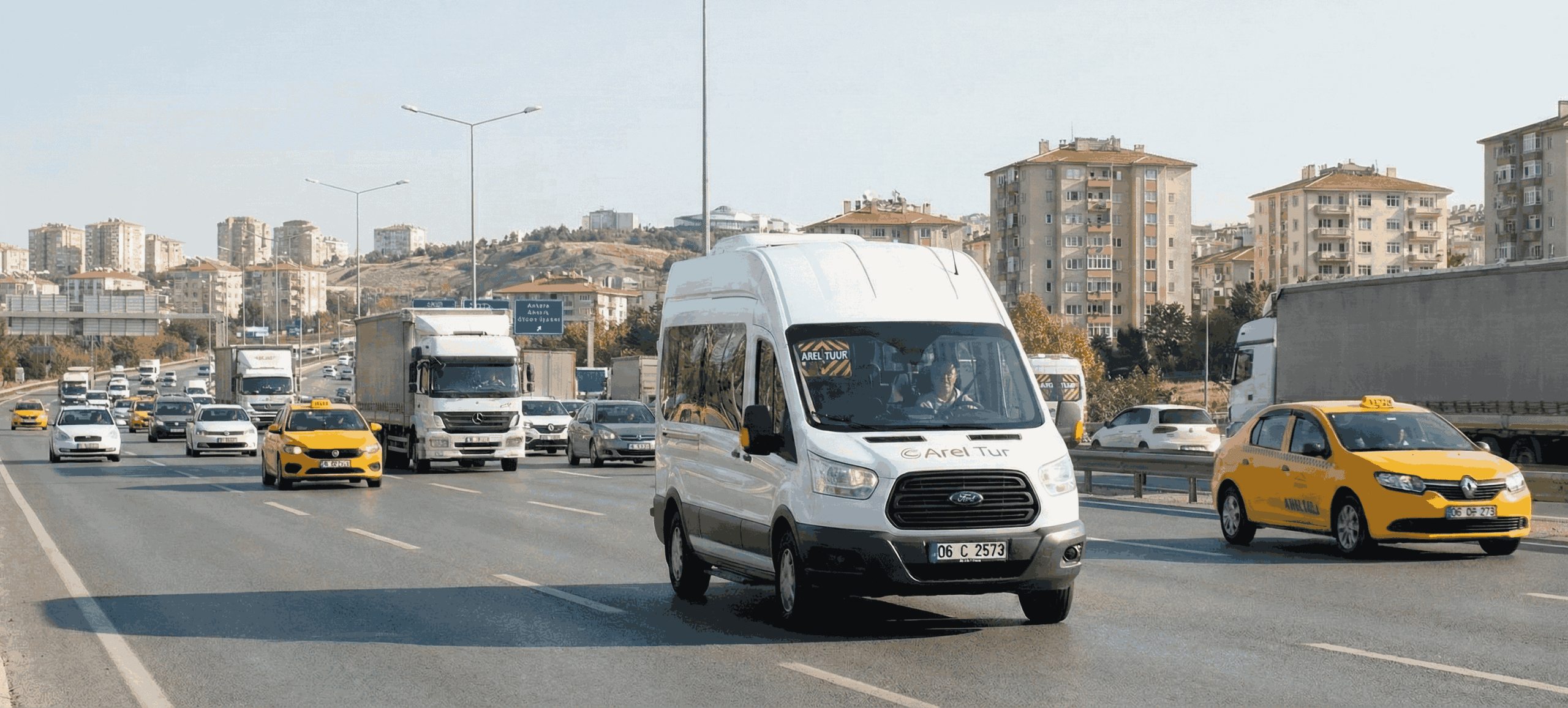 Yenimahalle trafiğinde Arel Tur servis araçları